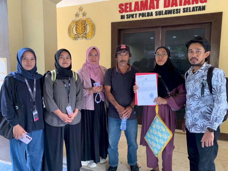 Asse (61), bersama Kuasa Hukum dari LBH Makassar, saat melaporkan  PT. Yosiken Inti Perkasa ke Polda Sulsel atas dugaan tindak pidana yang terjadi dalam proses pembangunan jalan dan tanggul inspeksi Sungai Tello. @Jejakfakta/dok. Istimewa