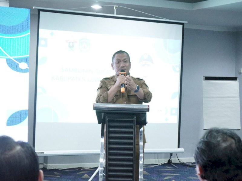 Bupati Luwu Timur, Irwan Bachri Syam, saat membuka Bimbingan Teknis (Bimtek) Pembekalan Kepala Perangkat Daerah, Selasa (2/12/2025). @Jejakfakta/dok. ikp-humas/kominfo-sp)