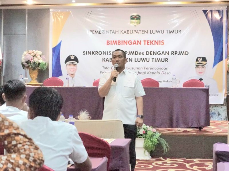 Bupati Luwu Timur, Irwan Bachri Syam, membuka acara Bimbingan Teknis (Bimtek) Sinkronisasi RPJMDes dengan RPJMD Kabupaten Luwu Timur yang berlangsung di Hotel Remcy, Kecamatan Panakkukang, Kota Makassar, Rabu (3/12/2025). @Jejakfakta/dok. IKP-Humas/Kominfo-SP