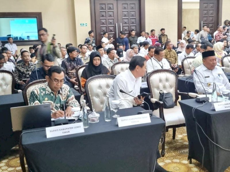 Asisten III Bagian Administrasi Umum Pemkab Luwu Timur, Alimuddin Natsir, memaparkan capaian dan rencana kerja Elektronifikasi Transaksi Pemerintah Daerah (ETPD) pada High Level Meeting TPID dan TP2DD Provinsi Sulawesi Selatan, di Baruga Pinisi, Kantor Perwakilan Bank Indonesia Sulawesi Selatan, Makassar, Rabu (03/12/2025). @Jejakfakta/dok. IKP-Humas/Kominfo-SP