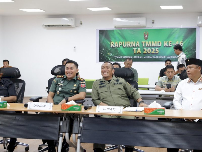  Bupati Luwu Timur, Irwan Bachri Syam, mengikuti Video Conference (Vidcon) Rapat Paripurna (Rapurna) Tentara Manunggal Membangun Desa (TMMD) ke-46 Tahun Anggaran 2025, yang berlangsung di Kantor HRTM PT Vale Indonesia, Sorowako, Kecamatan Nuha, Kamis (04/12/2025). @Jejakfakta/dok. IKP-Humas/Kominfo-SP