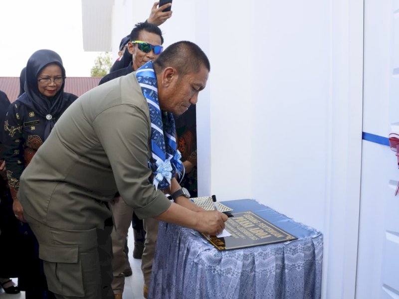Bupati Luwu Timur, Irwan Bachri Syam, meresmikan Gedung Peasa Aroa, sebuah fasilitas bersama yang akan digunakan oleh tiga sekolah, yakni UPT SDN 247 Sorowako, UPT SDN 252 Nikkel, dan UPT SDN 256 Dongi, di Kecamatan Nuha, Kamis (04/12/2025). @Jejakfakta/dok. IKP-Humas/Kominfo-SP