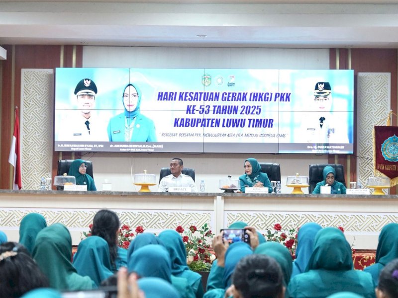 Bupati Luwu Timur, Irwan Bachri Syam, didampingi Ketua TP PKK Luwu Timur, dr. Ani Nurbani Irwan dan Staf Ahli PKK, pengurus TP PKK tingkat kabupaten, kecamatan, serta desa dan kelurahan, saat Peringatan HKG PKK ke-53, Jumat (5/12/2025). @Jejakfakta/dok. IKP-Humas/Kominfo-SP