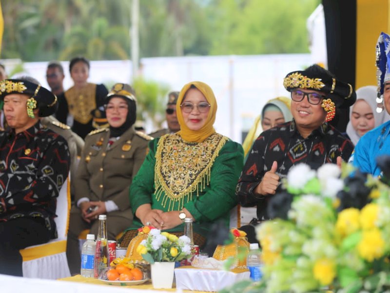 Wakil Bupati Luwu Timur, Hj. Puspawati Husler, menghadiri puncak peringatan Hari Ulang Tahun (HUT) ke-26 Kabupaten Morowali yang digelar di Alun-Alun Rumah Jabatan Bupati Morowali, Jumat (05/12/2025). @Jejakfakta/dok. IKP-Humas/Kominfo-SP