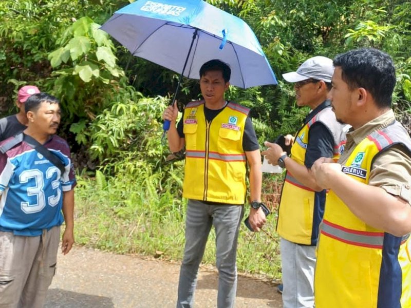 Kepala Dinas Bina Marga dan Bina Konstruksi Provinsi Sulawesi Selatan, Ir. H. Andi Ihsan, S.T., M.M, saat meninjau langsung ruas jalan Provinsi Ussu&ndash;Nuha&ndash;Batas Sulawesi Tengah. @Jejakfakta/dok. Istimewa