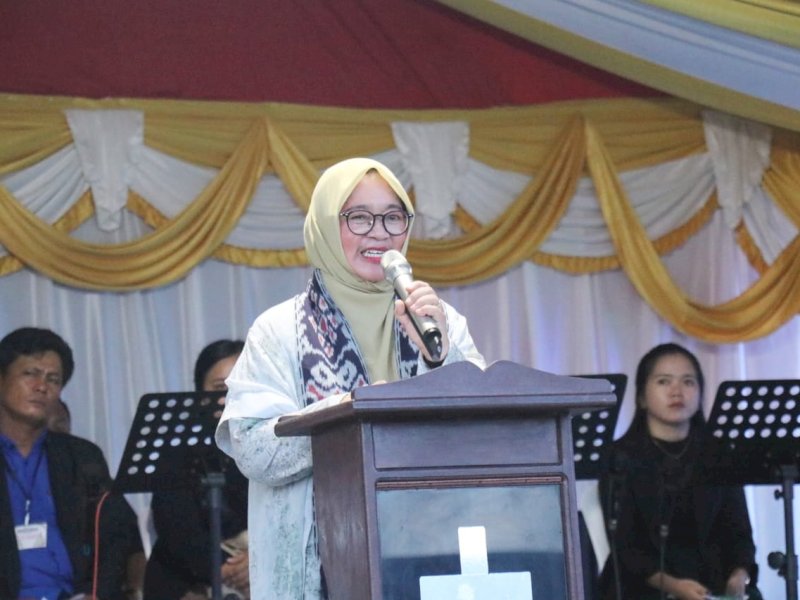 Wakil Bupati Luwu Timur, Hj. Puspawati Husler, saat memberikan sambutan perayakan Natal Tahun 2025 se-Kabupaten Luwu Timur, di Lapangan Desa Pattengko, Kecamatan Tomoni Timur, Sabtu sore (6/12/2025). @Jejakfakta/dok. IKP-Humas/Kominfo-SP