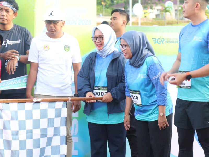 Wakil Bupati Luwu Timur, Hj. Puspawati, saat membuka Batara Guru Run (BGR) 2025 pada Ahad (07/12/2025). @Jejakfakta/dok. IKP-Humas/Kominfo-SP