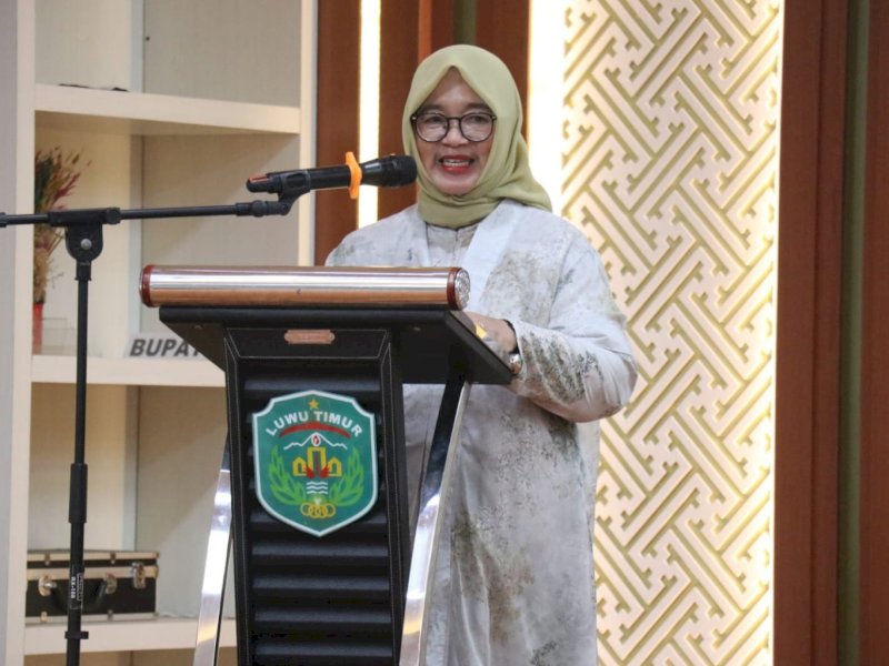 Wakil Bupati Luwu Timur, Hj. Puspawati Husler, menghadiri acara Wisuda Tahfidzatul Qur&rsquo;an santriwati Pondok Pesantren (PP) Darul Falah Malili yang digelar dengan khidmat di Aula Sasana Praja, Kantor Bupati Luwu Timur, Ahad (07/12/2025). @Jejakfakta/dok. IKP Humas/Kominfo-SP