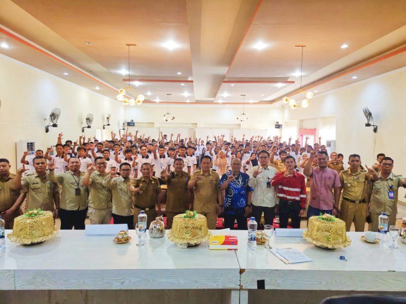 Pj. Sekretaris Daerah (Sekda) Luwu Timur, Dr. Ramadhan Pirade, saat menghadiri Pelatihan dan Pembinaan Operator Alat Berat (Dump Truck dan Excavator) Sertifikasi Kemnaker/SIO Tahun Anggaran 2025 di Aula Hotel Si Kumbang Tomoni, Senin (08/12/2025). @Jejakfakta/dok. Istimewa
