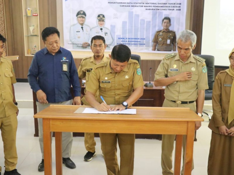 Penandatanganan berita acara forum satu data antara Kepala Bapperida, Kepala BPS Luwu Timur, dan perwakilan OPD Luwu Timur, di Aula Bapperida, Senin (08/12/2025). @Jejakfakta/dok. Istimewa