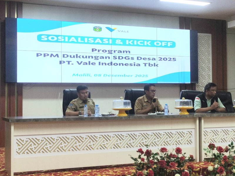 Sekretaris Daerah Kabupaten Luwu Timur, Dr. Ramadhan Pirade, saat  membuka Kickoff PPM&ndash;SDGs Desa 2025, yang digelar bersama PT Vale Indonesia Tbk (PTVI) di Aula Sasana Praja, Kantor Bupati Luwu Timur, Senin (8/12/2025). @Jejakfakta/dok. Istimewa