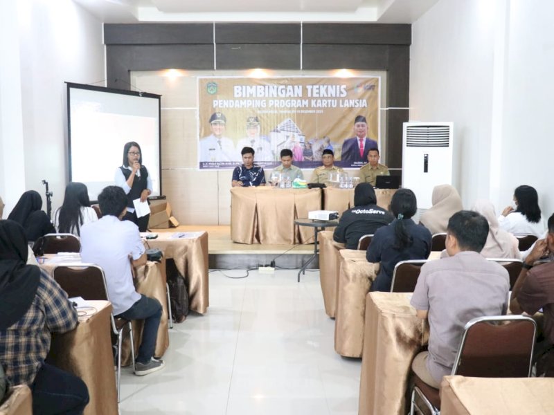Kepala Dinas Sosial, Pemberdayaan Perempuan, dan Perlindungan Anak (Dinsos P3A) Kabupaten Luwu Timur, Masdin, saat menghadiri pembukaan Bimbingan Teknis (Bimtek) Pendampingan Program Kartu Lansia di Aula Wisma Golden House, Kecamatan Malili, Selasa (09/12/2025). @Jejakfakta/dok. Istimewa
