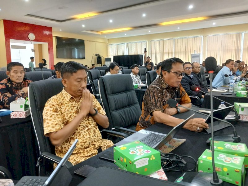 Sekretaris Daerah (Sekda) Kabupaten Luwu Timur, Ramadhan Pirade, saat memaparkan proses perolehan, kedudukan hukum, serta mekanisme pemanfaatan lahan kompensasi DAM Karebbe yang berlokasi di Desa Harapan, Kecamatan Malili, dalam Rapat Dengar Pendapat (RDP) yang digelar DPRD Provinsi Sulawesi Selatan di Makassar, Kamis (18/12/2025). @Jejakfakta/N. Amir