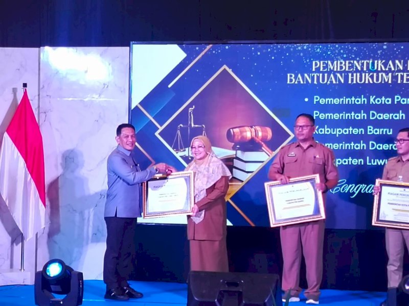 Penghargaan diserahkan langsung oleh Kepala Kanwil Kemenkum Sulsel, Andi Basmal, kepada Bupati Luwu Timur yang diwakili Asisten Pemerintahan dan Kesejahteraan Rakyat, Aini Endis Anrika, di Makassar, Selasa (9/12/2025). @Jejakfakta/dok. ikp-humas/kominfo-sp