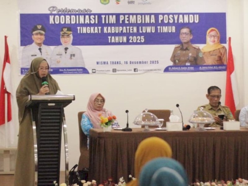 Asisten Pemerintahan dan Kesejahteraan Rakyat Setdakab Luwu Timur, Aini Endis Anrika, saat membuka Pertemuan Koordinasi Tim Pembina Posyandu Tingkat Kabupaten Tahun 2025 di Wisma Trans, Malili, Selasa (16/12/2025). @Jejakfakta/dok. Istimewa