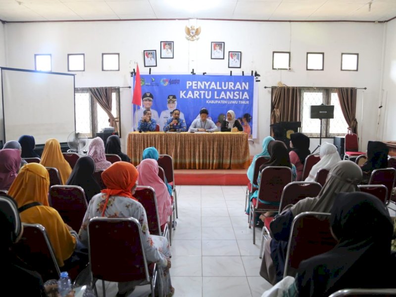 Penyaluran Kartu ATM Lansia di Kabupaten Luwu Timur, Rabu (17/12/2025). @Jejakfakta/dok. Istimewa 