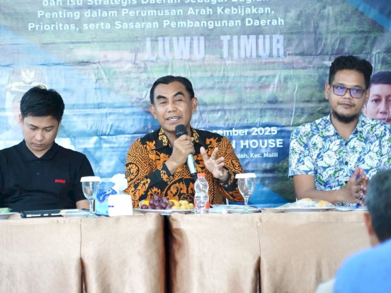 Asisten Administrasi Umum Setdakab Luwu Timur, Alimuddin Nasir, saat mewakili Bupati Luwu Timur membuka kegiatan FGD Penyusunan Rencana Kerja Pemerintah Daerah (RKPD) Tahun 2027, yang digelar oleh Bapperida, di Aula Wisma Golden House, Malili, Jumat (19/12/2025). @Jejakfakta/dok. Istimewa