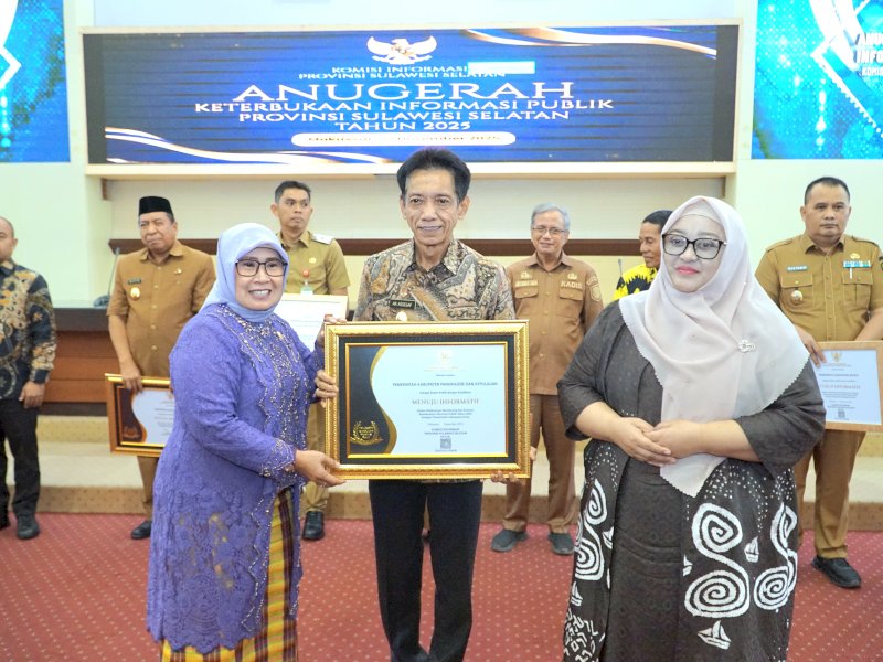 Penghargaan diterima langsung oleh Wakil Bupati Pangkep, Abd Rahman Assagaf, di Kantor Gubernur Sulsel, Senin (21/12/2025). @jejakfaktacom/Humas Pemda Pangkep