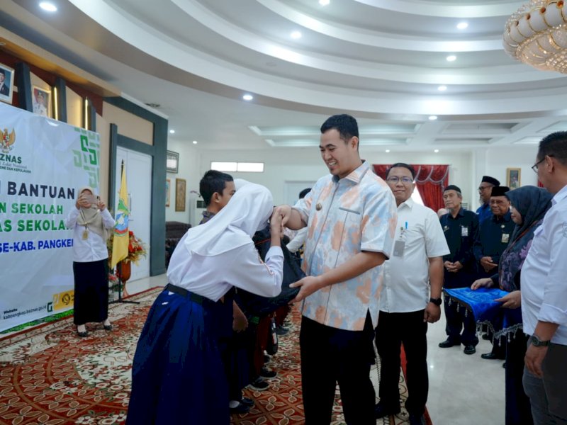 Ribuan siswa Sekolah Dasar (SD) dan Sekolah Menengah Pertama (SMP) terima bantuan perlengkapan sekolah, di Aula Rujab Bupati Pangkep, Rabu, (24/12/2025). @jejakfaktacom/Humas Pemda Pangkep