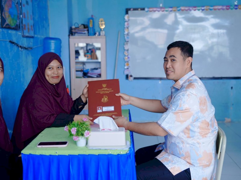 Bupati Pangkep, Muhammad Yusran Lalogau, mendampingi langsung anaknya mengambil rapor di sekolah, Rabu (24/12/2025). @jejakfaktacom/Humas Pemda Pangkep
