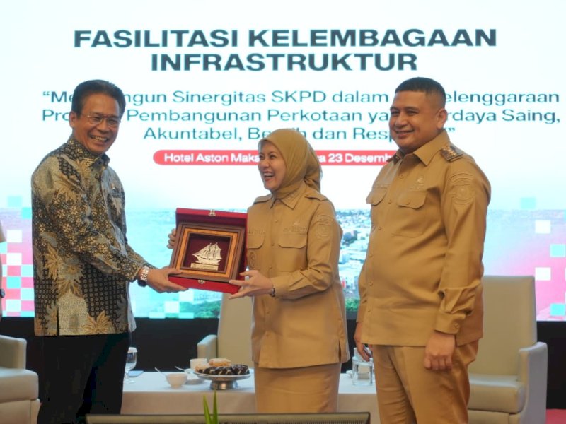 Wali Kota Makassar Munafri Arifuddin, dan Wakil Wali Kota Makassar Aliyah Mustika Ilham, bersama Pimpinan Komisi Pemberantasan Korupsi (KPK) RI, Johanis Tanak, di Hotel Aston, Selasa (23/12/2025). @Jejakfakta/dok. Humas Pemkot Makassar
