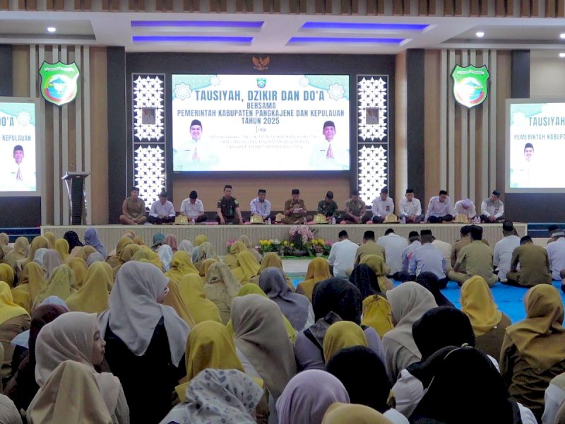 Jelang pergantian tahun, Pemda Pangkep gelar tausiyah, dzikir dan doa bersama di Ruang Pola Kantor Bupati, Senin (29/12/2025). @jejakfaktacom/Humas Pemda Pangkep