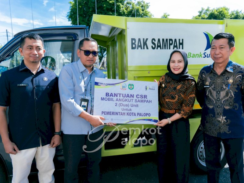 Pemkot Palopo menerima bantuan dua unit mobil angkut sampah melalui program Corporate Social Responsibility (CSR) dari Bank Sulselbar serta satu unit mobil Rescue DMAX dari Badan Nasional Penanggulangan Bencana (BNPB). Bantuan tersebut diterima langsung oleh Wali Kota Palopo, Hj. Naili Trisal, di halaman Kantor Wali Kota Palopo, Kamis (11/12/2025). @Jejakfakta/Istimewa