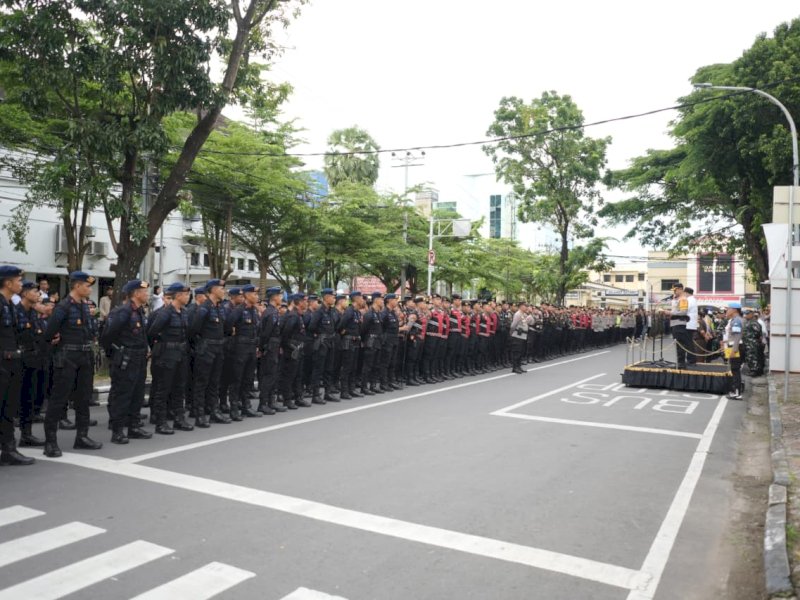  Wali Kota Makassar, Munafri Arifuddin, bersama Kapolrestabes Makassar Kombes Pol Arya Perdana, memimpin apel malam pengamanan pergantian Tahun Baru 2026 di Jalan Balai Kota Makassar, Rabu sore (31/12/2025). @Jejakfakta/dok. Humas Pemkot Makassar