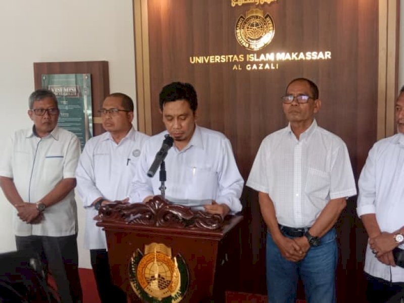 Rektor Universitas Islam Makassar, Prof. Muammar Bakry, saat memberikan kererangan pers terkait pemecatan oknum dosen bernama Amal Said dari jabatannya setelah dinilai terbukti melanggar kode etik kampus. @Jejakfakta/dok. Samsir