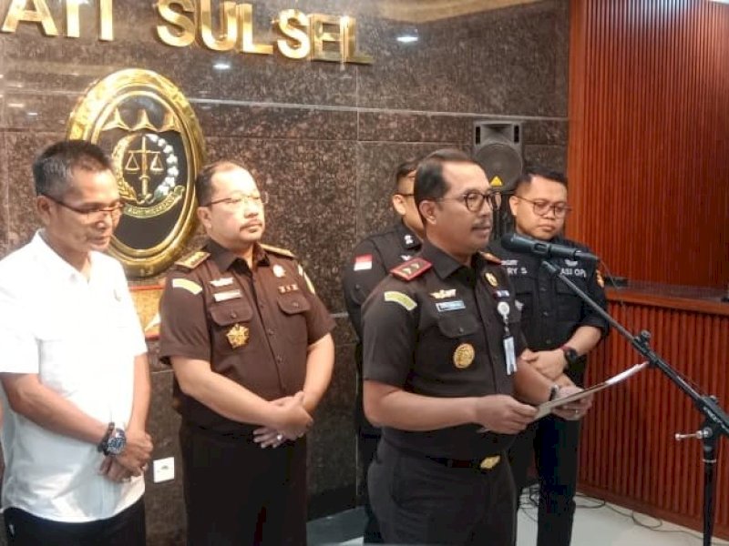 Kepala Kejati Sulsel, Dr. Didik Farkhan Alisyahdi, saat konferensi pers di Kantor Kejati Sulsel, Selasa (30/12/2025).