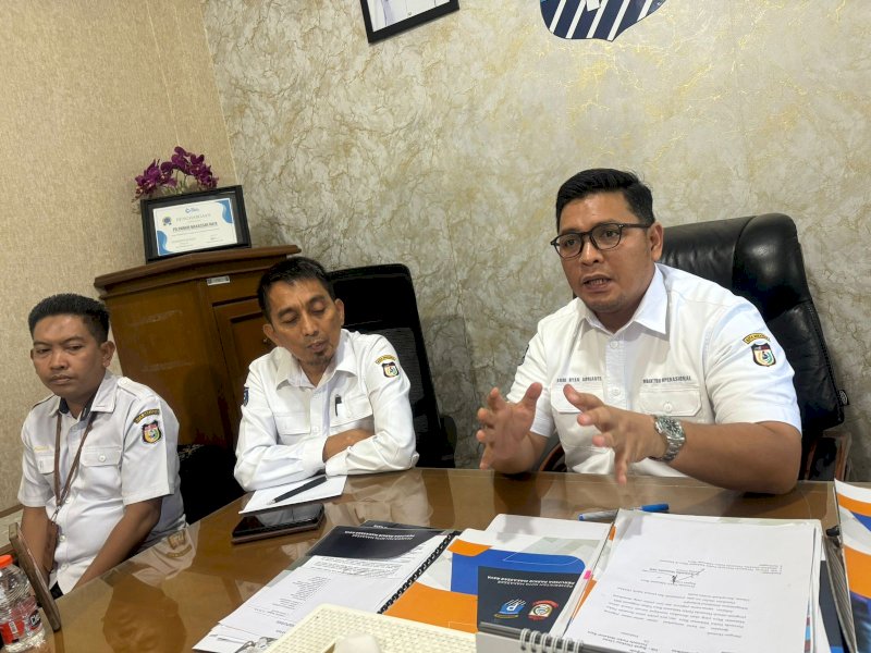 Direktur Keuangan PD Parkir Makassar, Syafri, saat memberikan keterangan pers, pada Rabu (31/12/2025). @Jejakfakta/dok. Humas Pemkot Makassar