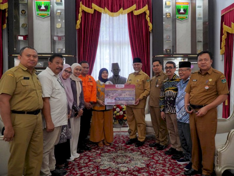 Wakil Wali Kota Makassar, Aliyah Mustika Ilham, menyerahkan bantuan Pemkot Makassar dan diterima oleh Gubernur Sumatera Barat, Mahyeldi Ansharullah, di Istana Gubernur Sumatera Barat, Selasa (30/12/2025). @Jejakfakta/dok. Humas Pemkot Makassar