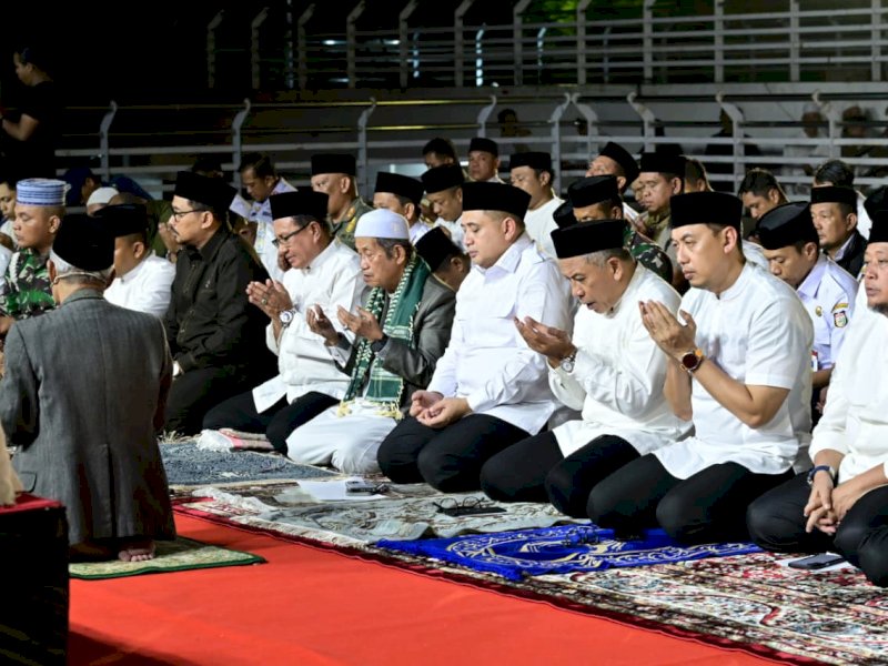 Wali Kota Makassar, Munafri Arifuddin, bersama mantan Wali Kota Makassar periode 2004&ndash;2014, Ilham Arief Sirajuddin, saat menghadiri Zikir dan Doa Akhir Tahun 2025 sebagai bentuk rasa syukur sekaligus refleksi atas perjalanan pembangunan sepanjang tahun 2025, di Lapangan Karebosi, Rabu malam (31/12/2025). @Jejakfakta/dok. Pemkot Makassar