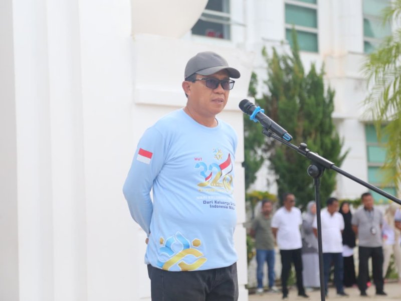 Penjabat (Pj.) Sekretaris Daerah Luwu Timur, Dr. Ramadhan Pirade, saat memimpin Apel Pagi di Halaman Kantor Bupati Luwu Timur, Jumat (02/01/2026). @Jejakfakta/dok. IKP-Humas/Kominfo-SP