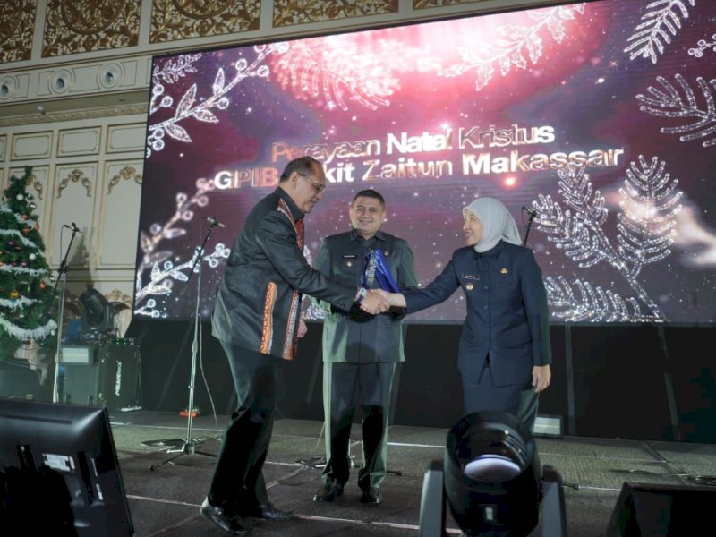 Wali Kota Makassar, Munafri Arifuddin, bersama Wakil Wali Kota Makassar, Aliyah Mustika Ilham, menghadiri Perayaan Natal GPIB Jemaat Bukit Zaitun di Grand Diamond Ballroom, Myko Hotel & Convention Center, Sabtu (27/12/2025) malam. @Jejakfakta/dok. Humas Pemkot Makassar