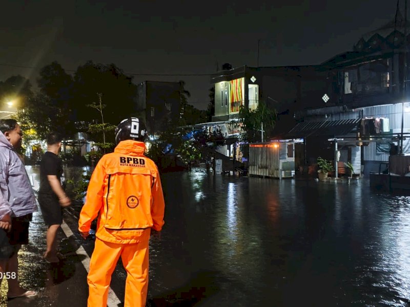 Tim Badan Penanggulangan Bencana Daerah (BPBD) Kota Makassar memantai kondisi lapangan. @Jejakfakta/dok. Humas Pemkot Makassar