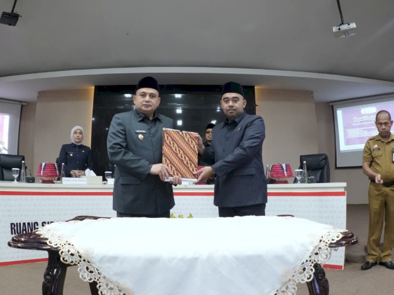 Wali Kota Makassar Munafri Arifuddin, dan Wakil Wali Kota Makassar Aliyah Mustika Ilham, saat menghadiri Rapat Paripurna   ke-20 Masa Persidangan Pertama Tahun Sidang 2025/2026 DPRD Kota Makassar  di Ruang Sipakale&rsquo;bbi, Balai Kota Makassar, Sabtu (27/12/2025). @Jejakfakta/dok. Humas Pemkot Makassar