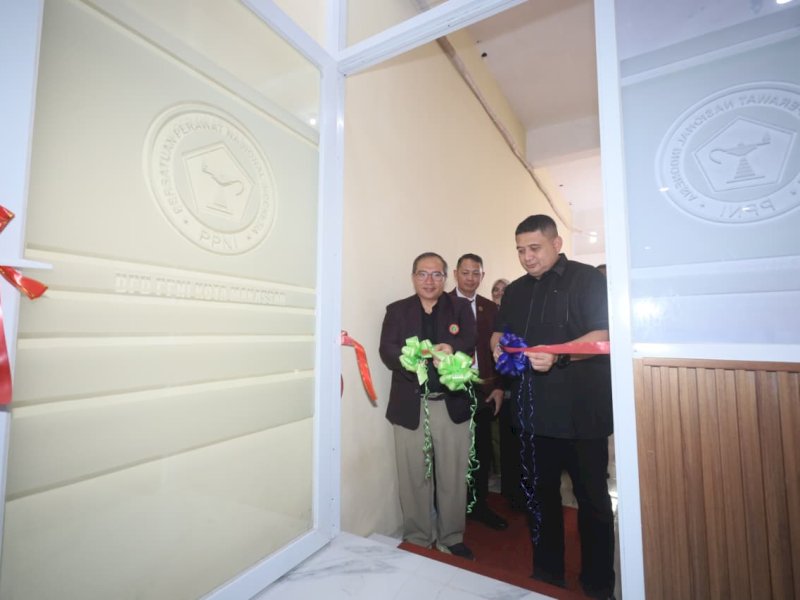 Wali Kota Makassar, Munafri Arifuddin, saat meresmikan Sekretariat Dewan Pengurus Daerah (DPD) Persatuan Perawat Nasional Indonesia (PPNI) Kota Makassar di Jalan Ujung Bori Blok D/16, Kompleks Ruko Borong, Kecamatan Manggala, Kota Makassar, Minggu (28/12/2025). @Jejakfakta/dok. Humas Pemkot Makassar