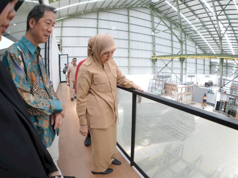 Wakil Wali Kota Makassar, Aliyah Mustika Ilham, memantau proses porduksi usai Grand Opening Tempered Glass Workshop PT Sanno Abadi Cemerlang yang berlokasi di kawasan Kawasan Industri Makassar (KIMA), Senin (29/12/2025). @Jejakfakta/dok. Humas Pemkot Makassar