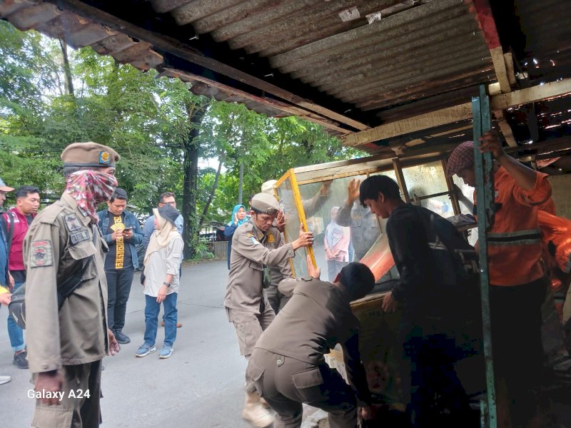 Satpol PP Makassar melakukan penertiban PKL di sejumlah lokasi yang dianggap mengganggu ruang publik di Makassar. @Jejakfakta/dok. Humas Pemkot Makassar