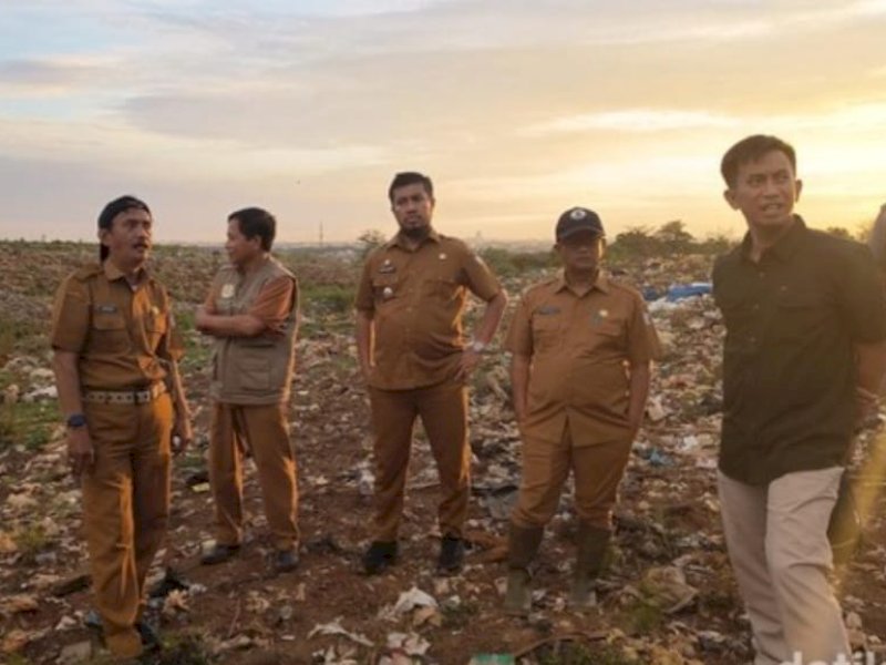 Kepala DLH Kota Makassar, Helmy Budiman, saat memantau akses  jalan di kawasan TPA Antang, Selasa (30/12/2025). @Jejakfakta/dok. Humas Pemkot Makassar