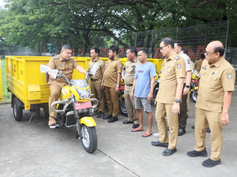 Wali Kota Makassar, Munafri Arifuddin, meninjau langsung armada pengangkut sampah yang terparkir rapi di Lapangan Karebosi, Makassar, Selasa (30/12/2025). @Jejakfakta/dok. Humas Pemkot Makassar
