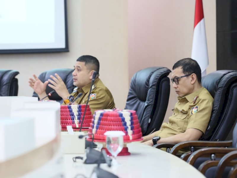 Wali Kota Makassar, Munafri Arifuddin, saat Rapat Pembahasan Pengintegrasian Server IT dan Aplikasi SKPD yang digelar di Ruang Rapat Sipakatau Lantai 2, Kantor Wali Kota Makassar, Selasa (30/12/2025). @Jejakfakta/dok. Humas Pemkot Makassar
