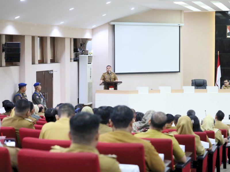 Wali Kota Makassar, Munafri Arifuddin, saat memimpin rapat  Pembahasan Pengaturan Bangunan dan Parkir Liar, di Ruang Rapat Sipakatau, Kantor Wali Kota Makassar, Selasa (30/12/2025). @Jejakfakta/dok Humas Pemkot Makassar