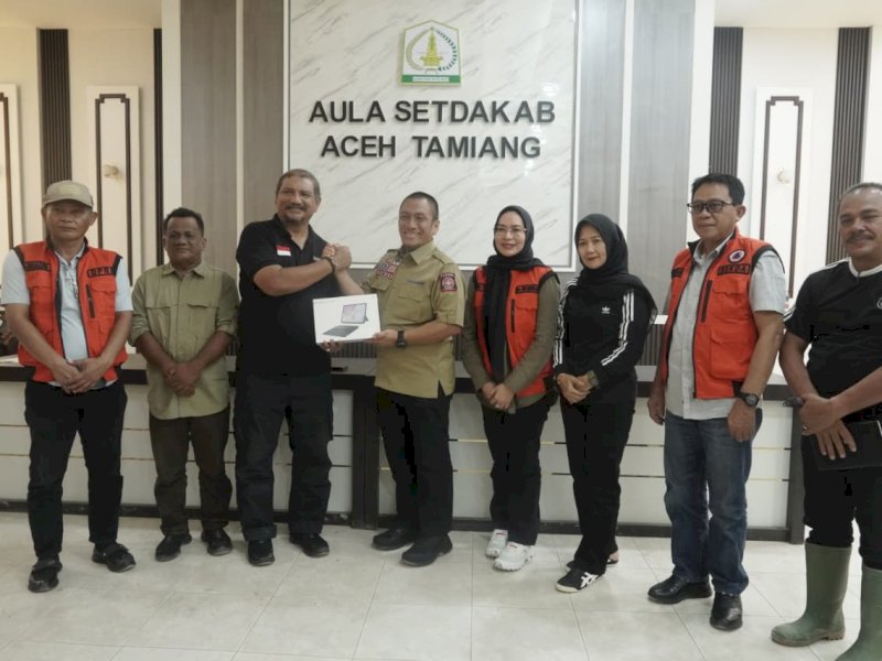 Bupati Luwu Timur, Irwan Bachri Syam, didampingi Ketua TP PKK Luwu Timur, dr. Ani Nurbani, saat menyerahkan bantuan kepada  Bupati Aceh Tamiang, Armia Pahmi, didampingi Wakil Bupati Ismail, serta Ketua TP PKK Aceh Tamiang, Yuyun Armia, di Kantor Bupati Aceh Tamiang, Sabtu (3/1/2026). @Jejakfakta/dok. IKP-Humas/Kominfo-SP