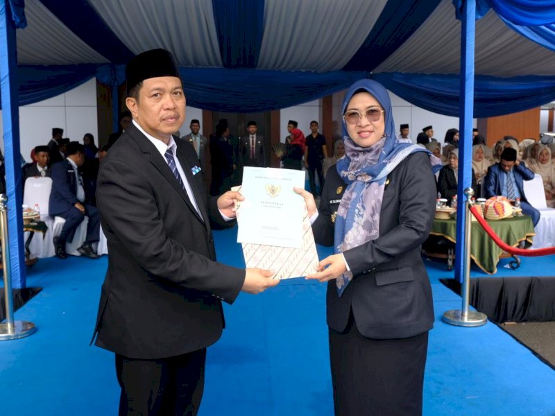 Bupati Gowa, Sitti Husniah Talenrang,  menyerahkan sertifikat hibah sekaligus meresmikan pembangunan Kantor Pusat Layanan Haji dan Umrah Kabupaten Gowa yang akan dijadikan Kantor Kementerian Haji dan Umrah di Jalan Masjid Raya Sungguminasa, Sabtu (3/1/2026). @Jejakfakta/dok. Humas Pemkab Gowa