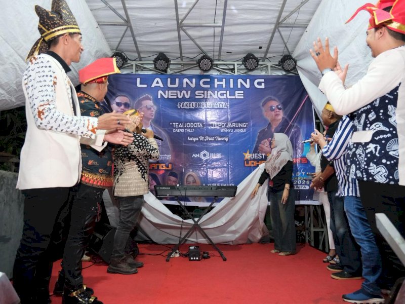  Bupati Gowa, Sitti Husniah Talenrang, menghadiri peluncuran single terbaru berjudul &ldquo;Teai Jodota&rdquo; karya Daeng Talli dan &ldquo;Tepo&rsquo; Jarung&rdquo; karya Wahyu Jangji di Perumahan Gowa Lestari, Sabtu (3/1/2026) malam. @Jejakfakta/dok. Humas Pemkab Gowa