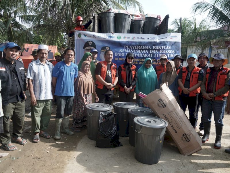 Bupati Luwu Timur,  Irwan Bachri Syam, bersama Ketua TP PKK Luwu Timur sekaligus anggota DPRD Provinsi Sulawesi Selatan, dr. Ani Nurbani, menyerahkan langsung bantuan kepada warga terdampak bencana di tiga desa di Kabupaten Aceh Tamiang, Minggu (4/1/2026). @Jejakfakta/dok. IKP-Humas/Kominfo-SP