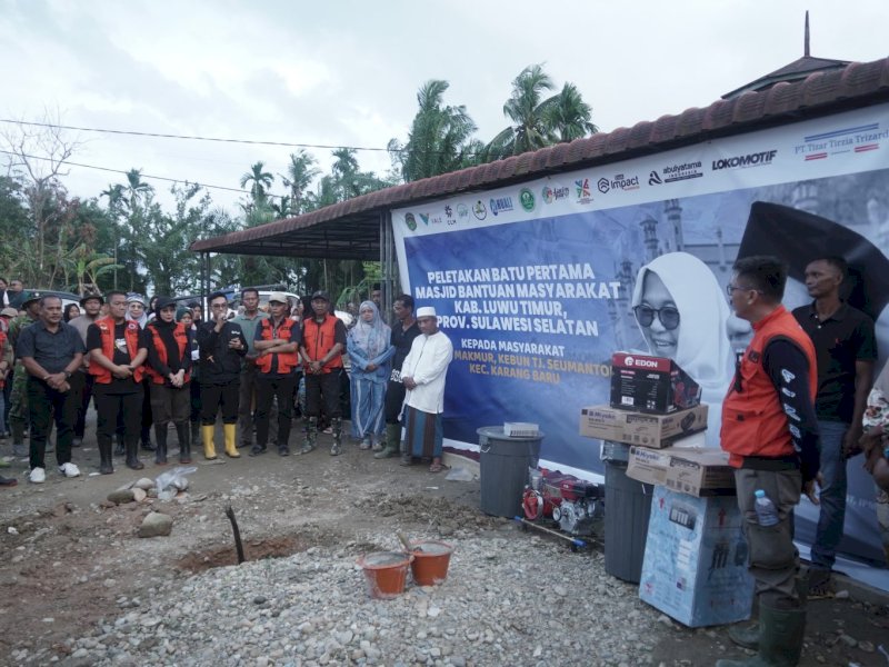 Bupati Luwu Timur, Irwan Bachri Syam, melakukan peletakan batu pertama pembangunan dua unit masjid di Desa Alur Jambu, Kecamatan Bandar Pusaka, dan Desa Kebun Tanjung Seumantoh, Kecamatan Karang Baru, Kabupaten Aceh Tamiang, Minggu (04/01/2026). @Jejakfakta/dok. IKP-Humas/Kominfo-SP
