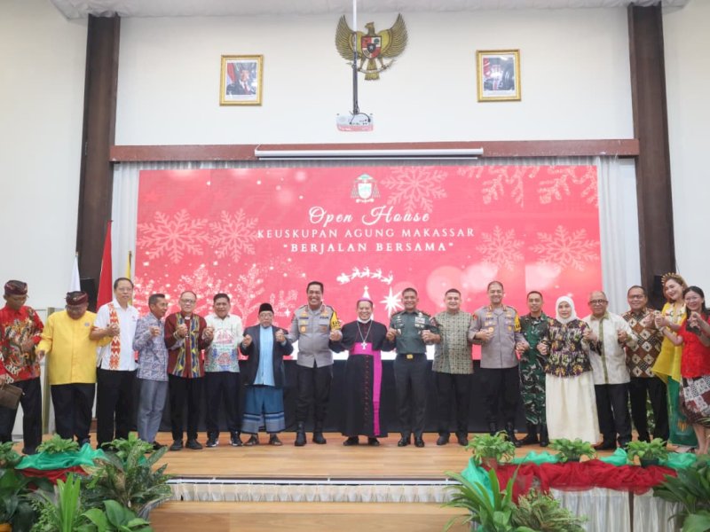 Wali Kota Makassar, Munafri Arifuddin, bersama Wakil Wali Kota Makassar, Aliyah Mustika Ilham, saat menghadiri kegiatan Open House dan Silaturahmi Natal dan Tahun Baru bersama umat Kristiani yang digelar di Aula GR. Schienders, CICM Keuskupan Agung Makassar, Jumat (26/12/2025). @Jejakfakta/dok. Humas Pemkot Makassar